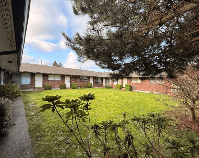 Single-Story, U-shaped 8-unit Apartment Courtyard Complex — photo 6